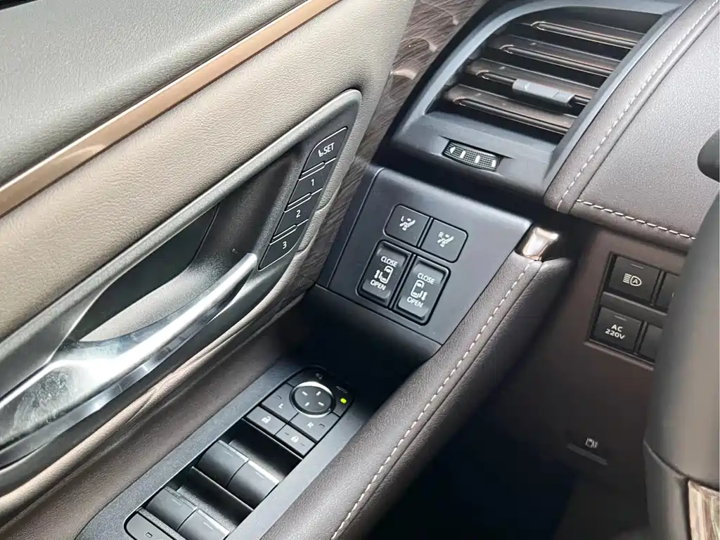 Toyota Alphard — фото 12