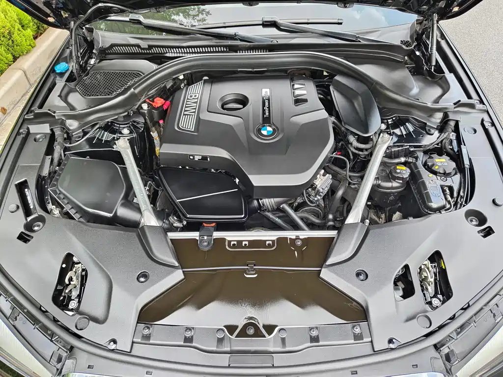 BMW 5 Series 2019 — фото 16