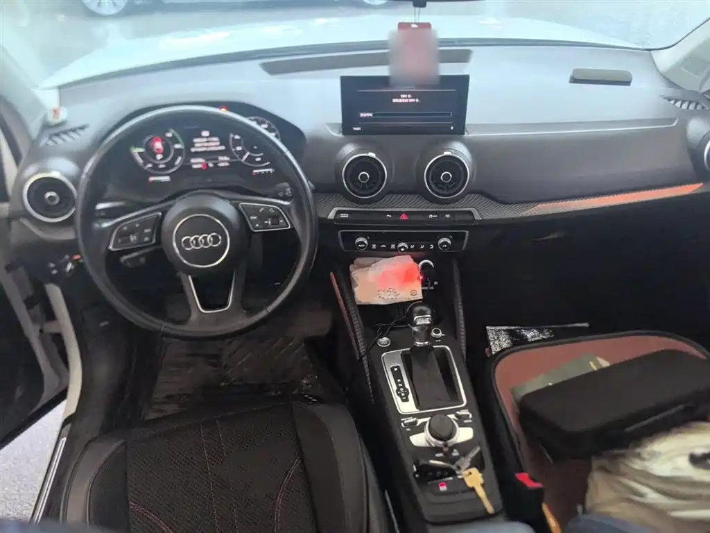 Audi Q2L e-tron 2020 — фото 10