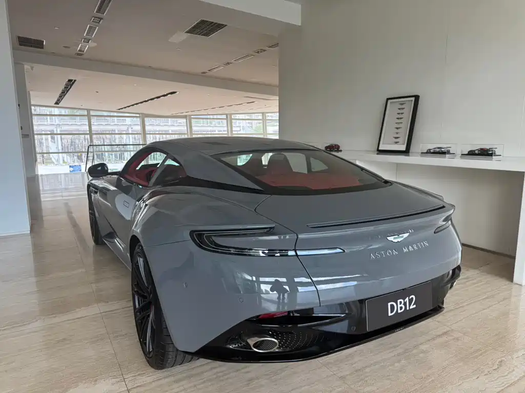 Aston Martin DB12 — фото 7