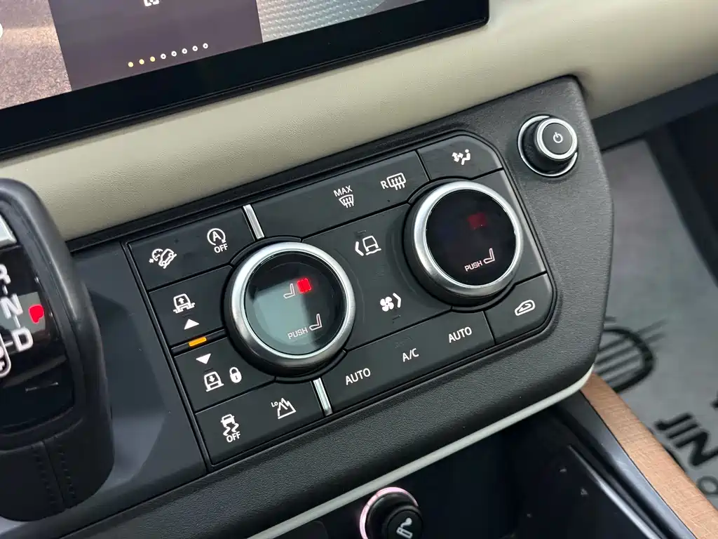 Land Rover Defender 2021 — фото 16