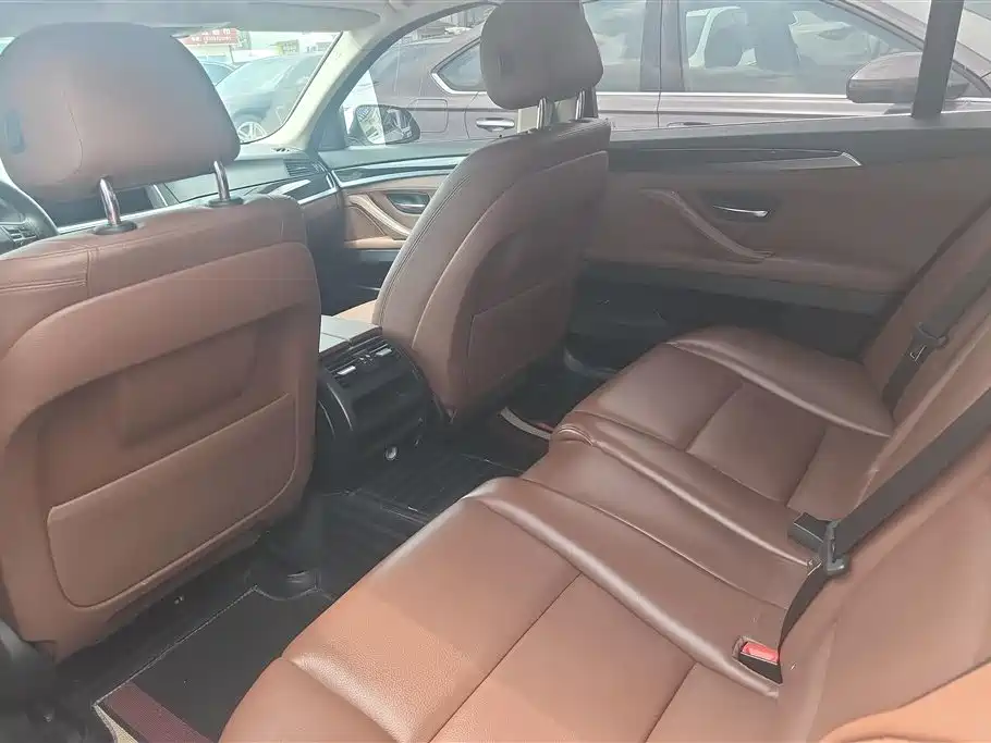 BMW 5 Series 2015 — фото 11
