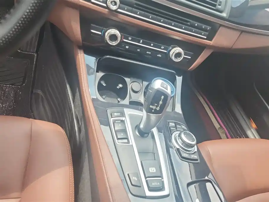 BMW 5 Series 2015 — фото 16