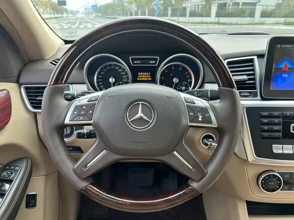 Mercedes-Benz M-Class 2015 — фото 16