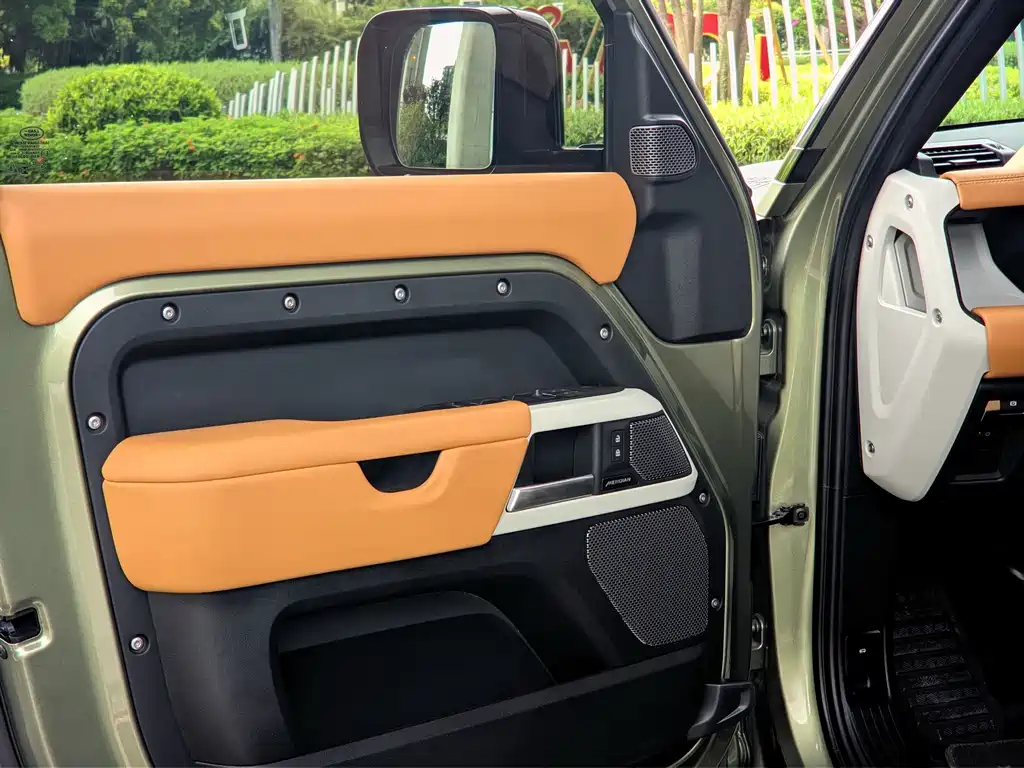 Land Rover Defender 2024 — фото 11