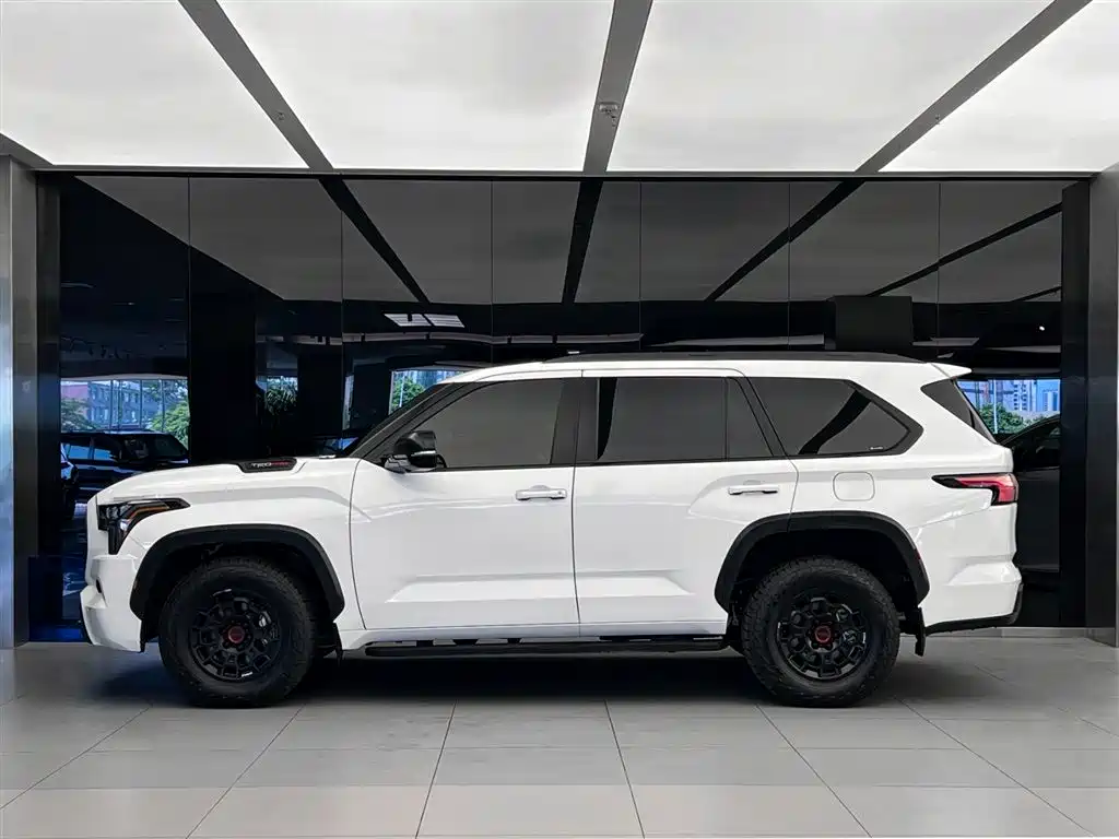 Toyota Sequoia 2024 — фото 3