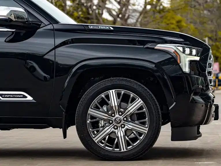 Toyota Sequoia — фото 11