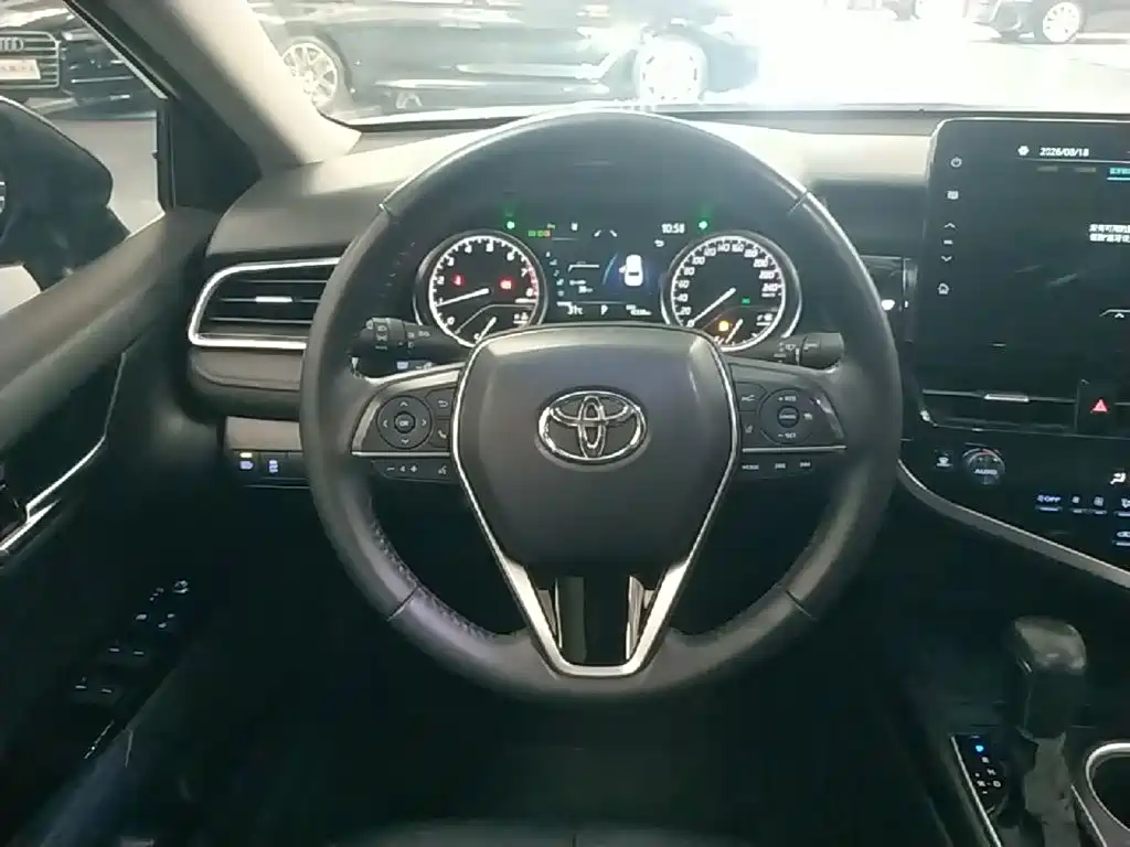 Toyota Camry 2023 — фото 11
