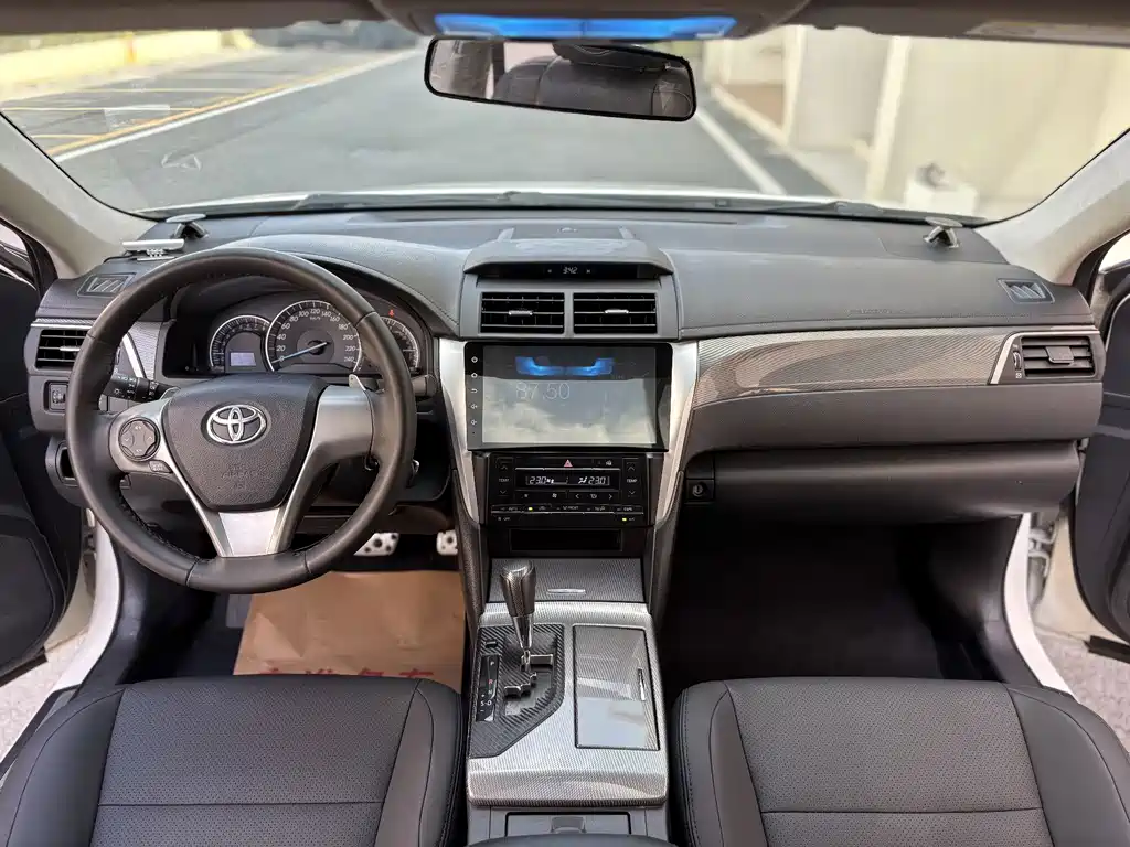 Toyota Camry 2016 — фото 10