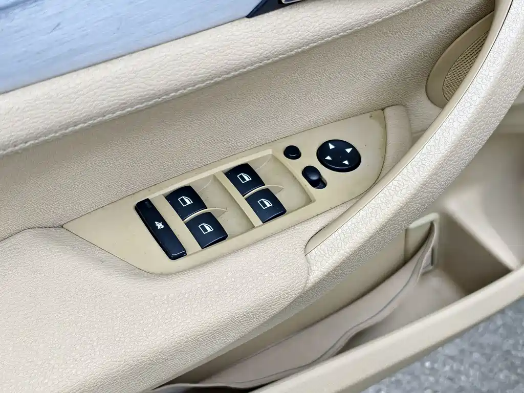 BMW X1 2012 — фото 23