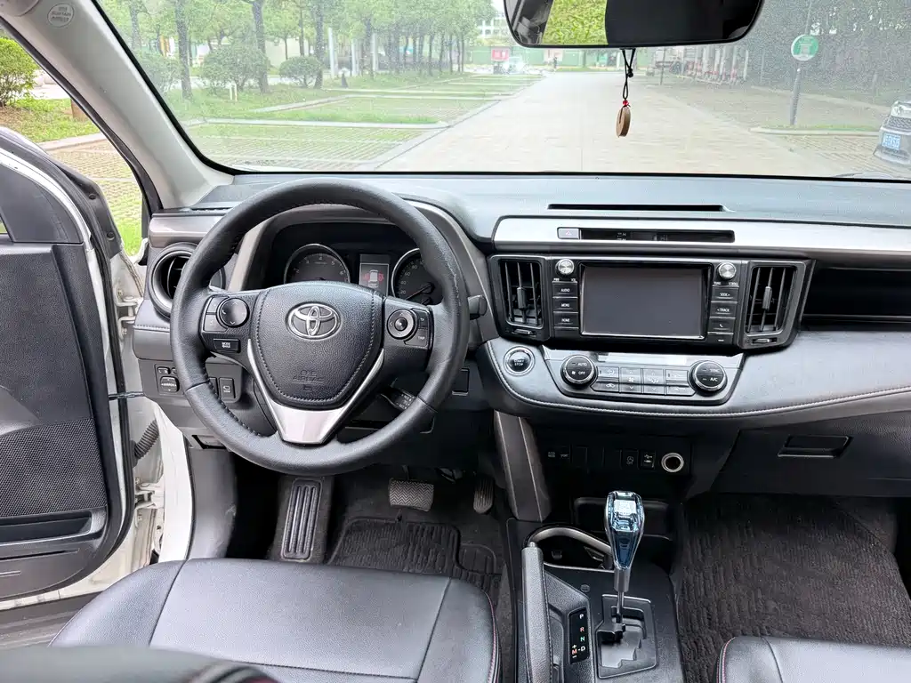 Toyota RAV4 2019 — фото 15