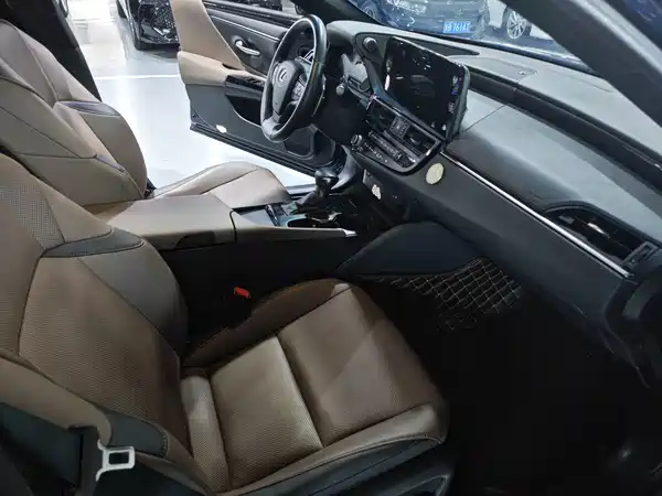 Lexus ES 2024