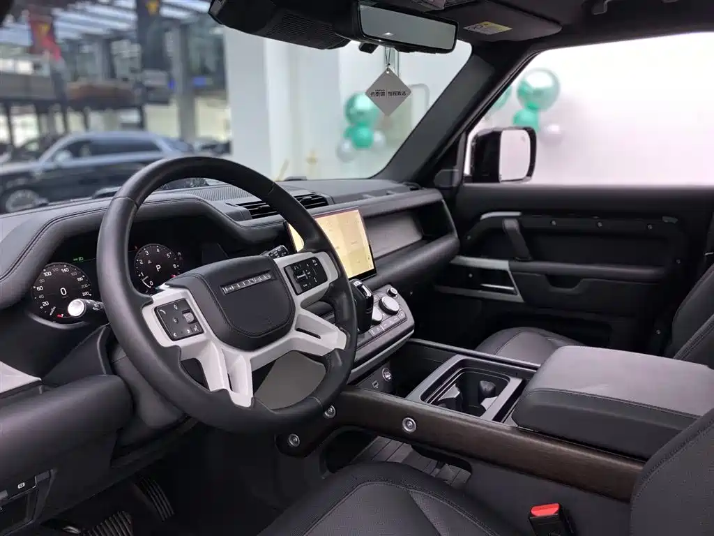 Land Rover Defender 2023