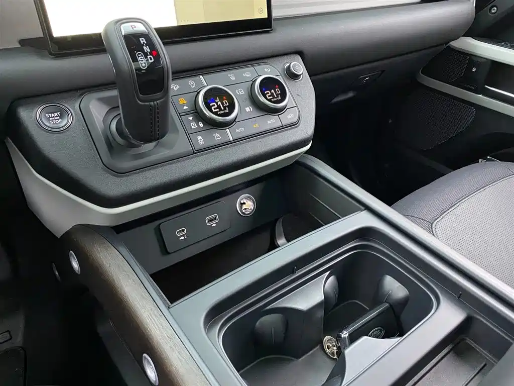 Land Rover Defender 2023 — фото 20