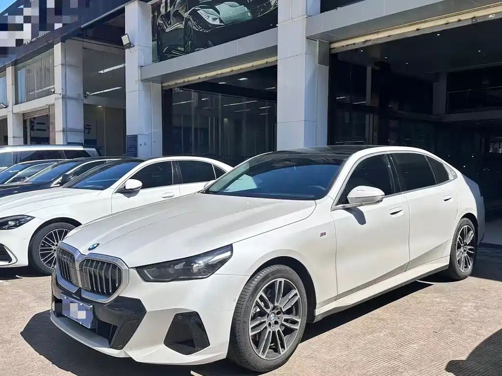 BMW 5 Series 2025 — фото 13