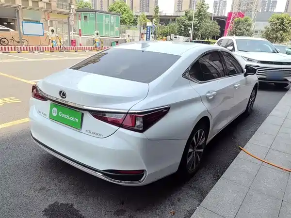 Lexus ES 2020