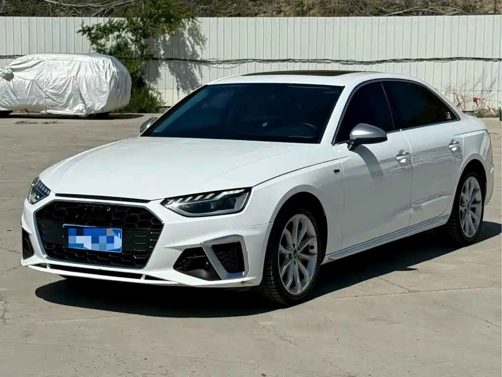 Audi A4L 2022 — фото 1