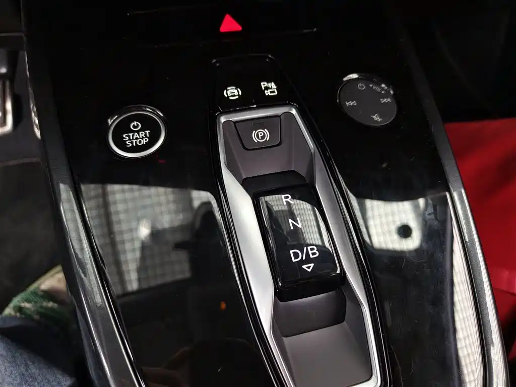Audi Q4 e-tron 2025 — фото 14