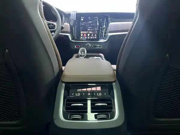 Volvo V90 2024