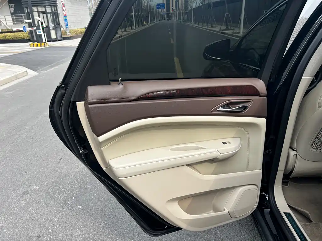 Cadillac SRX 2010 — фото 11