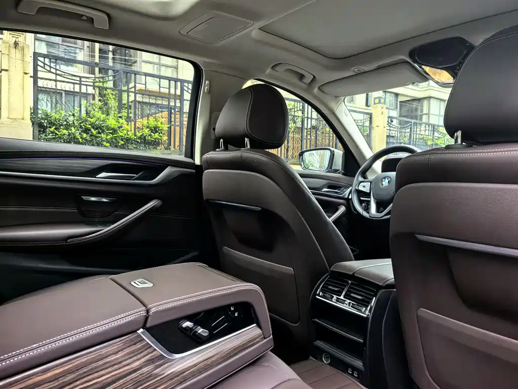 BMW 5 Series 2020 — фото 10