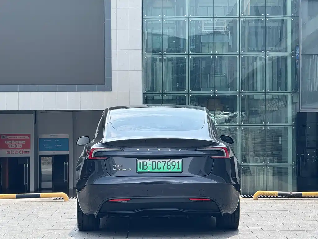 Tesla Model 3 2025 — фото 4
