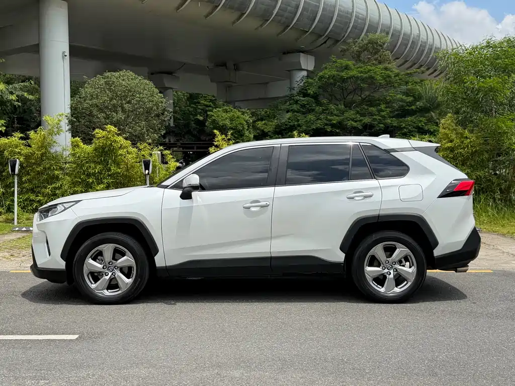 Toyota RAV4 2023 — фото 9
