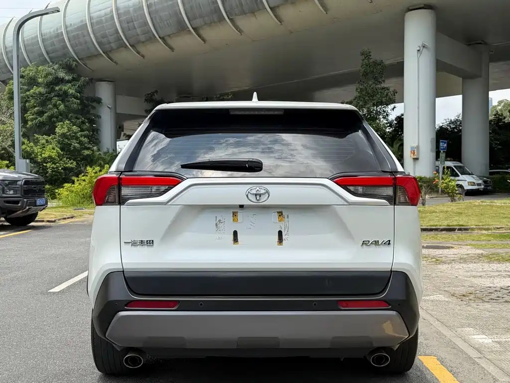 Toyota RAV4 2023 — фото 11