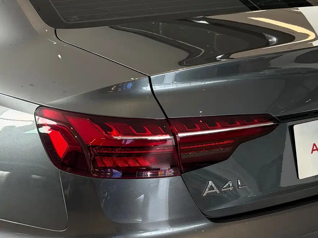 Audi A4L 2023 — фото 12