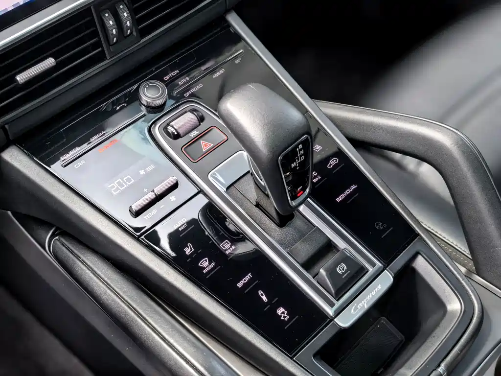 Porsche Cayenne 2018 — фото 18
