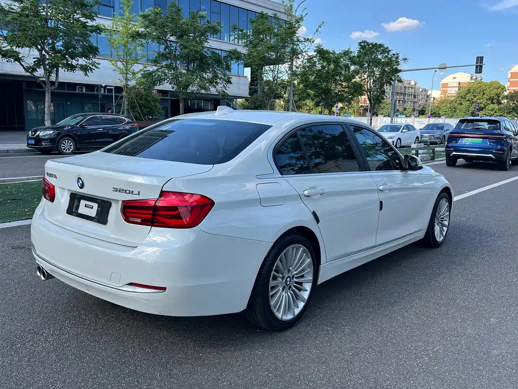 BMW 3 Series 2018 — фото 15