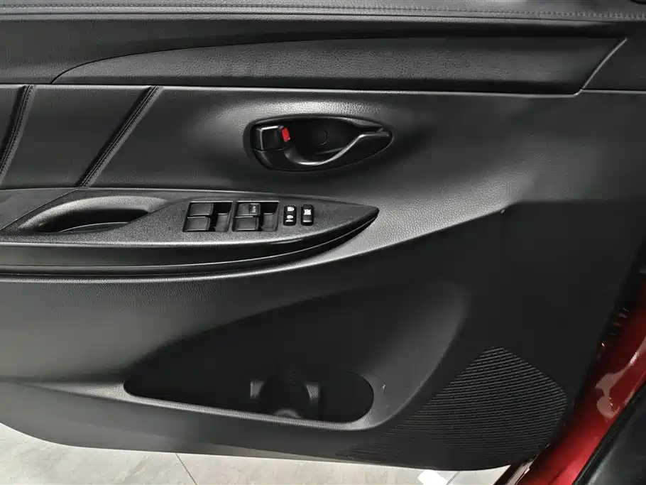 Toyota Yaris L 2018 — фото 7