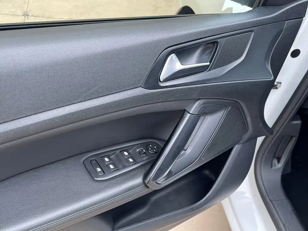 Peugeot 308 2018 — фото 10