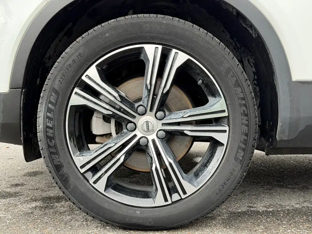 Volvo XC40 2022 — фото 16