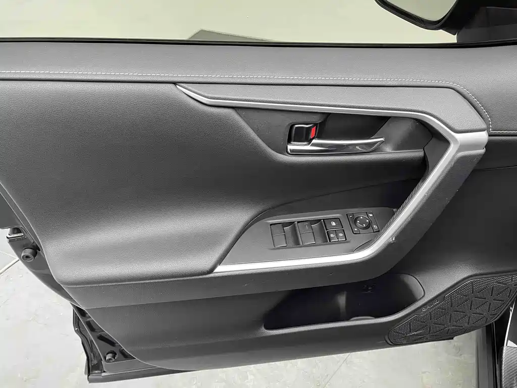 Toyota RAV4 2021 — фото 17