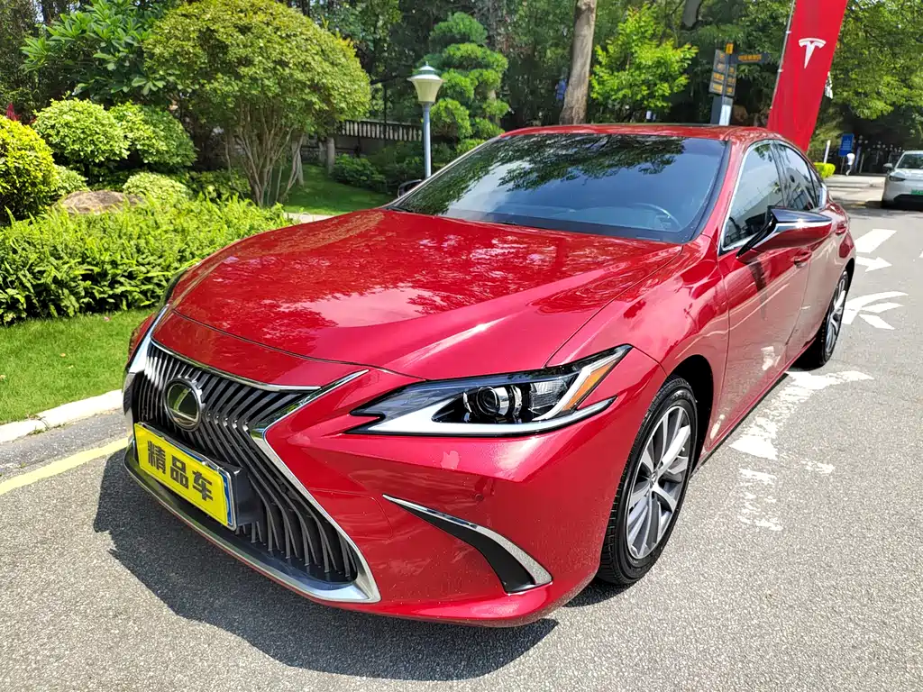 Lexus ES 2019 — фото 1