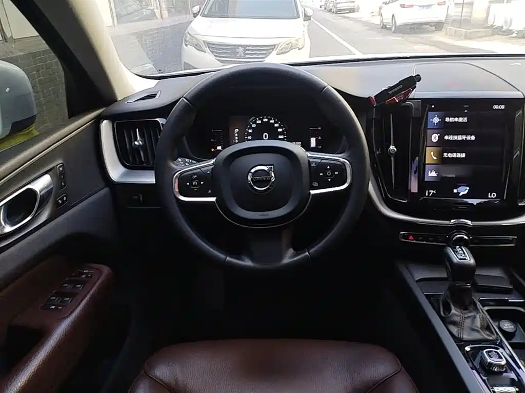 Volvo XC60 2020 — фото 17