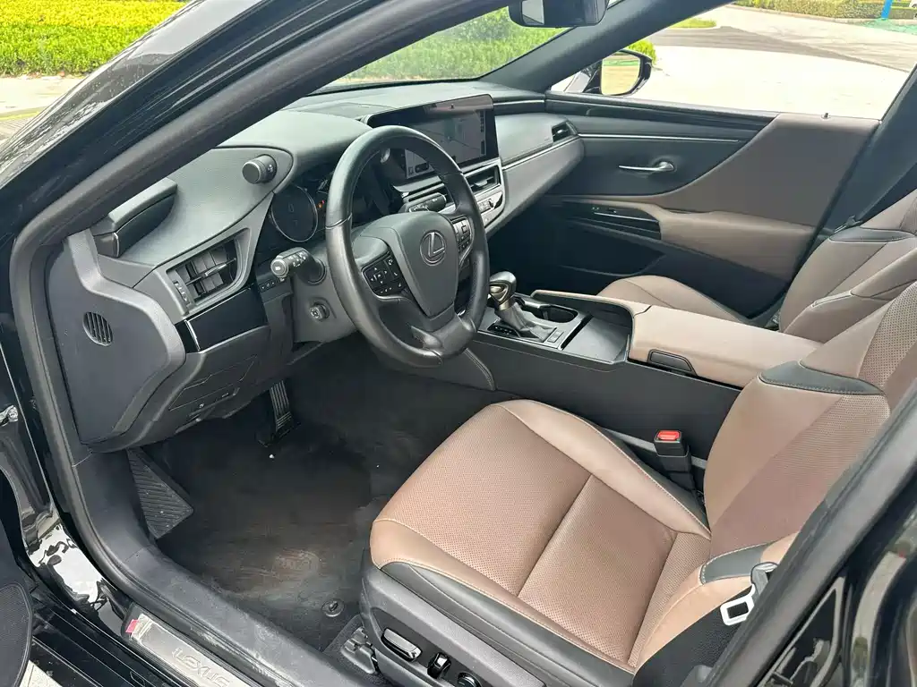 Lexus ES 2024
