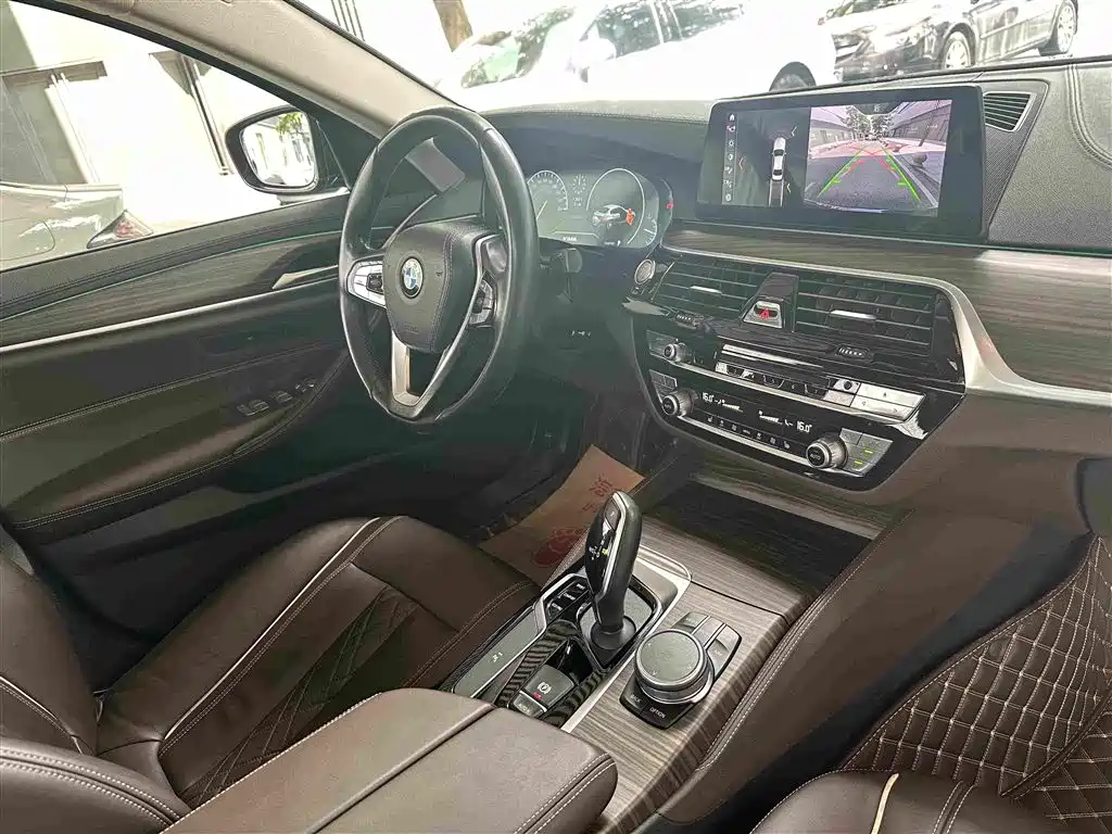 BMW 5 Series 2019 — фото 20