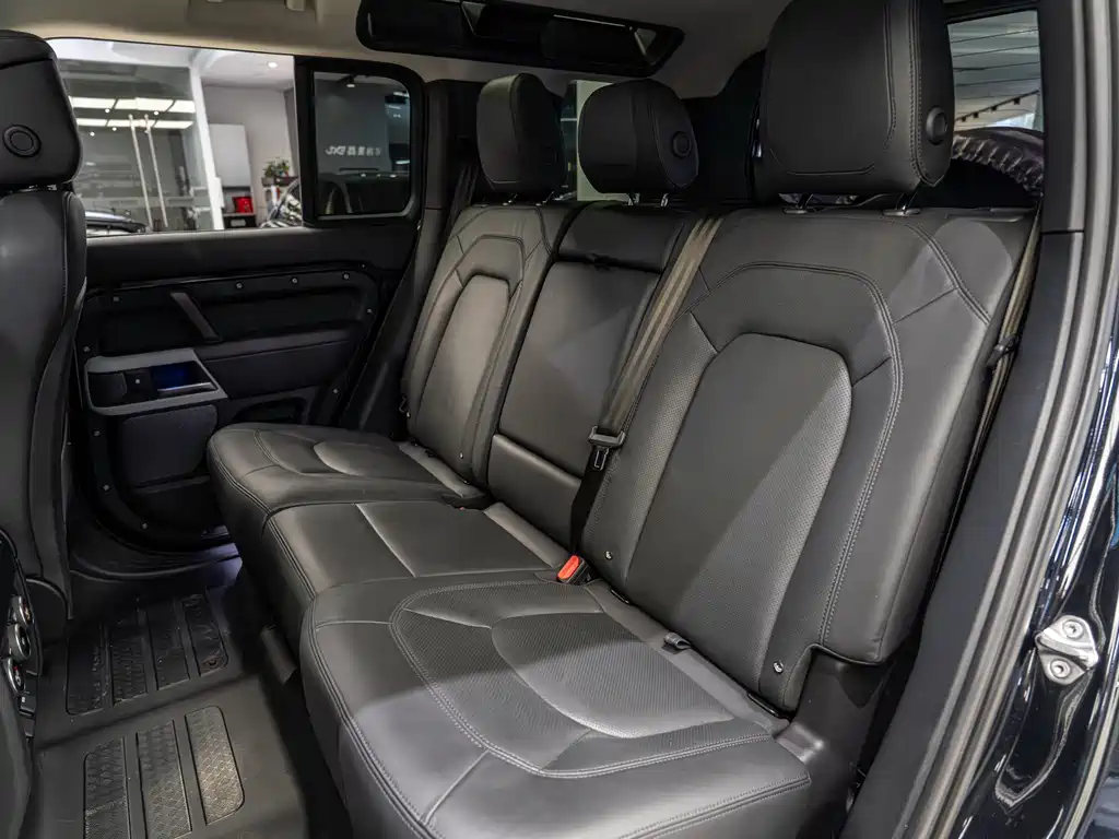 Land Rover Defender 2023 — фото 10
