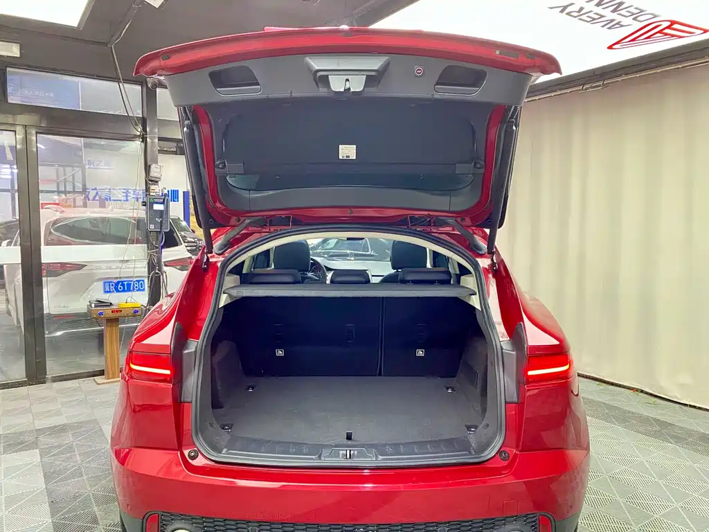 Jaguar E-PACE 2019 — фото 16