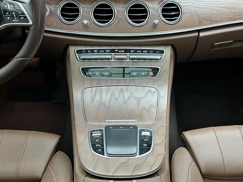 Mercedes-Benz E-Class 2022 — фото 11