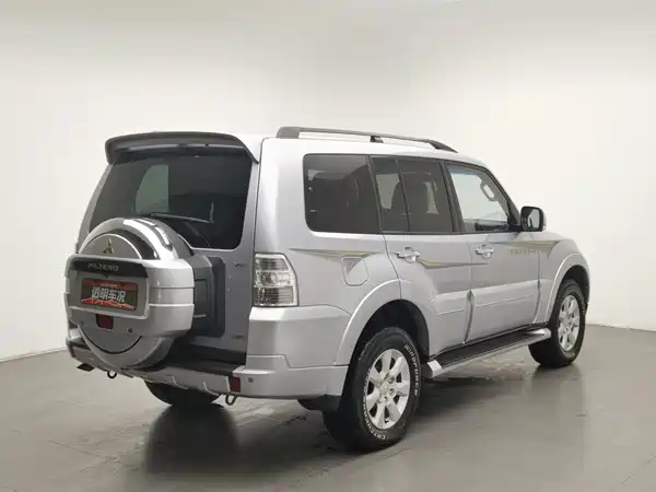 Mitsubishi Pajero 2012