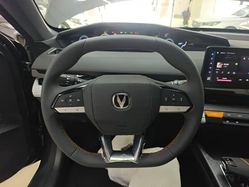 Changan UNI-V Smart Electric Idd 2025 — фото 11