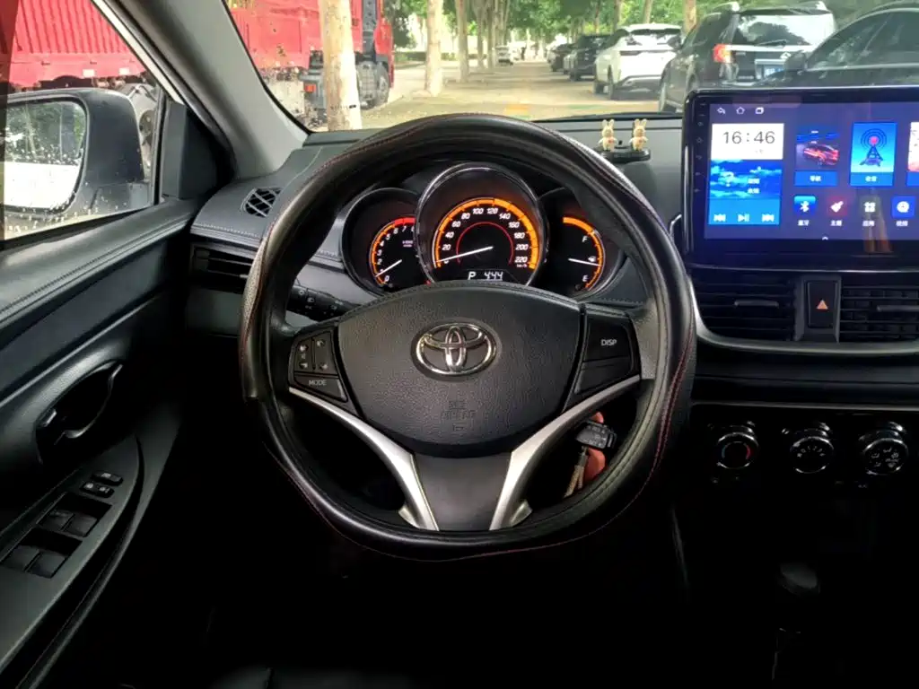 Toyota Yaris L 2022 — фото 11
