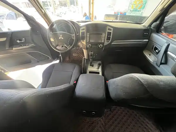 Mitsubishi Pajero 2015