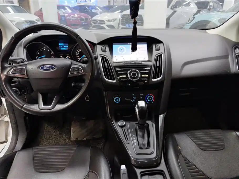 Ford Focus 2018 — фото 12