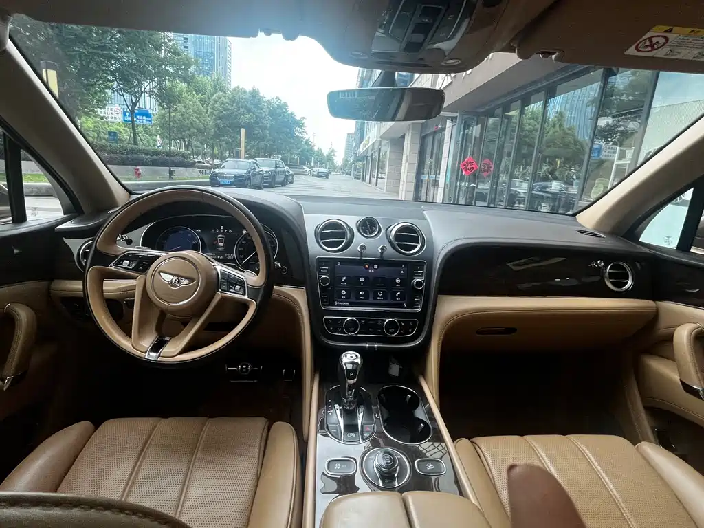 Bentley Bentayga 2020 — фото 11