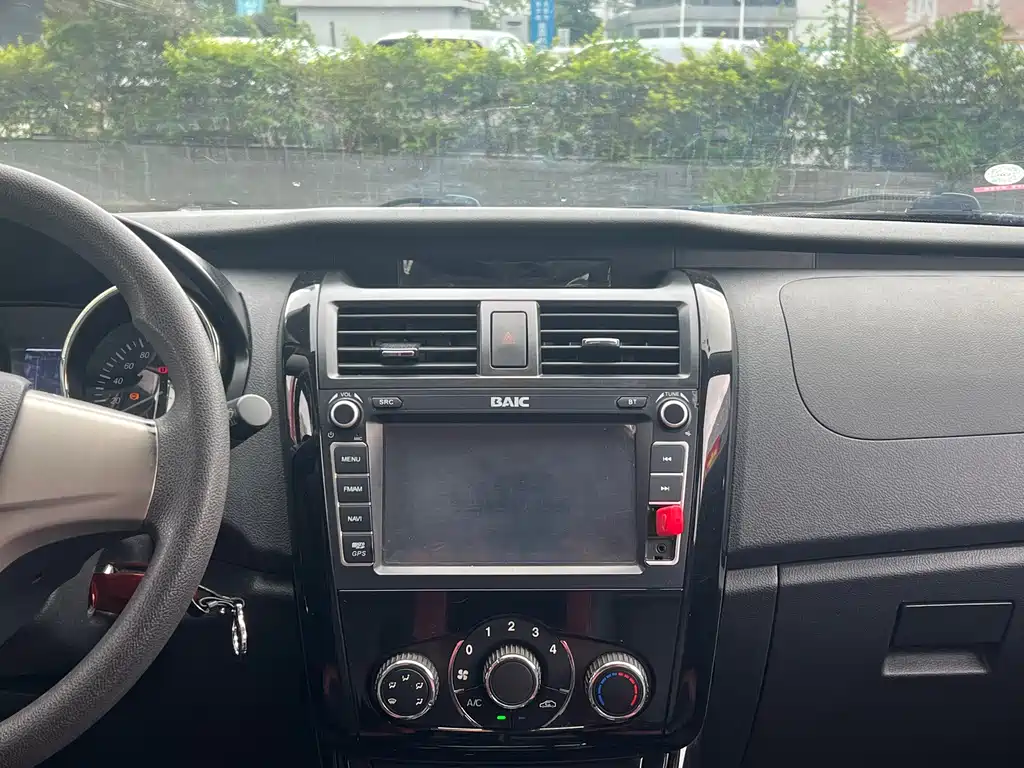 BAIC Huansu S3 2015 — фото 11