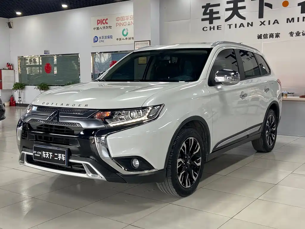 Mitsubishi Outlander 2020 — фото 1
